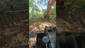 Как работать на колёсном экскаваторе / Закапываем траншею после гнб / Как сделать планировку, Мне 2