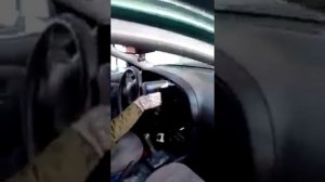 Отогревает автомобиль феном