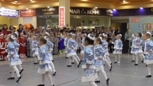 Танец Ледяные ладошки, Танец снегурочек, Выступление в торговом центре