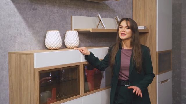 Стеклянные витрины в гостиной