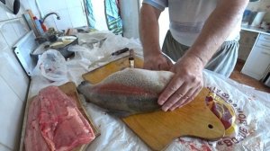 Разделываем и солим две форели,после ваккумирую.