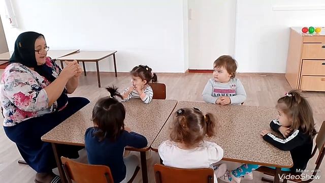 Малыши играют в пальчиковые игры