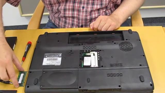 Toshiba L350 Series: Belleğin Değiştirilmesi смотреть онлайн