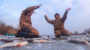 ПЕРВЫЙ РАЗ С ЖЕНОЙ на ЗИМНЕЙ РЫБАЛКЕ. В этой яме очень много рыбы. Нашли бешеный клёв.