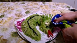 Приготовление салата Зеленый Дракон с курицей, сыром, фруктами и овощами.