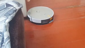 робот пылесос Haier в работе.