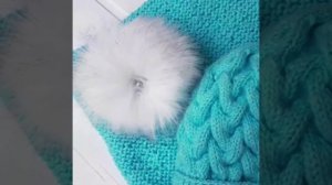 Вяжем спицами. Детская шапка коса флис.