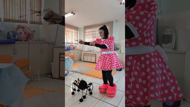 Encantando as crianças  com a musica Samba da Aranha. смотреть онлайн