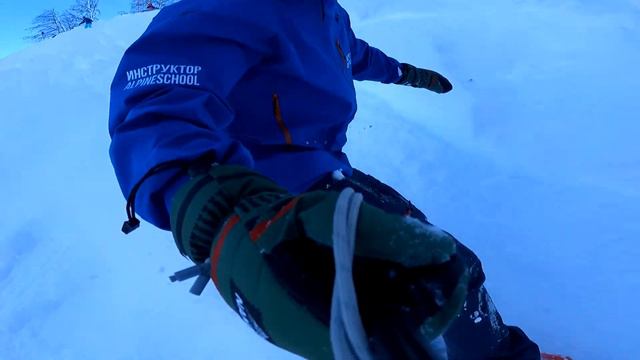 Спуск с пика Роза Хутор, фрирайд в конце рабочего дня инструктора ALPINESCHOOL Великжанина Даниила