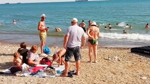 Центральный городской пляж Туапсе. Чистое море и галечный пляж.