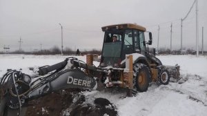 John Deere 325J.Копаю приямок.