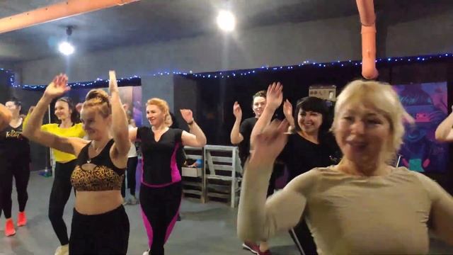 Тренерка з фітнесу Олена Федорова запрошує на зумбу смотреть онлайн