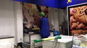 Продуктовый Атолл: продавщица срывает бирки с просрочки и клеит новые