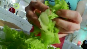 Как приготовить салат из курицы с клубникой