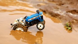 Трактор спасает друга из болота