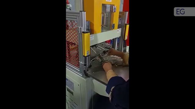 Вертикальный термопластавтомат PT550D