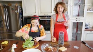 Цыганка приготовила два тазика салата. ГАЛИНА КУХНЯ у нас на кухне.