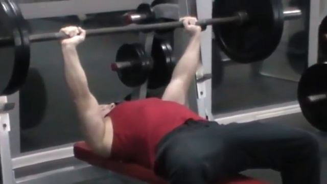 Как накачать грудные мышцы. Жим лежа с паузой. смотреть онлайн