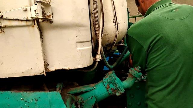 Меняем масляный фильтр на тракторе Т-150К (ямз-238) /Moldova смотреть онлайн