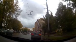 Поворот налево и остановка на светофоре
