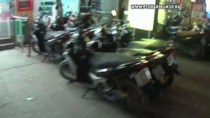 Трёх рядная парковка мотоциклов Тайланд Пхукет