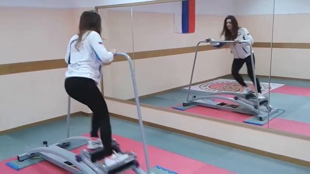 Мастер спорта России по фристайлу в дисциплине ски-кросс, на горнолыжном тренажере Slalom Sport