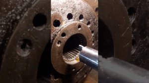 Нарезаем шлицы на строгольном станке.