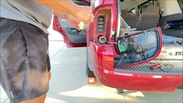 2004 Ford Explorer backup camera installation - Part 3 Connecting power and ground to taillight смотреть онлайн