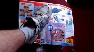 Лайфхак с кроссовками для ШКОЛЫ. Как завязать шнурки, чтобы они никогда не развязывались...