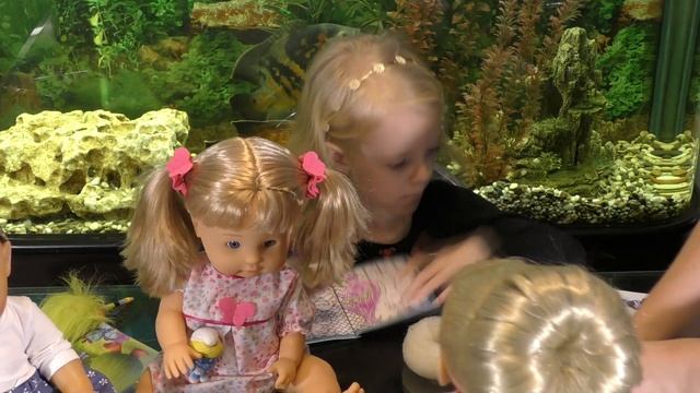 КАК СДЕЛАТЬ ПРИЧЕСКУ DOLL СТАРШЕЙ СЕСТРЕНКЕ БЕБИ БОН/BABY BORN, СЕРАФИМА РИСУЕТ ТРОЛЛЕЙ/TROLLS смотреть онлайн