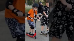 31.07.2023 Первый день, когда я начал  учиться трюкам на самокате. Парк Гренада, Набережные Челны.