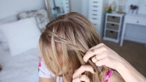 Женская причёска на каждый день - Цветок в заплетённой косе