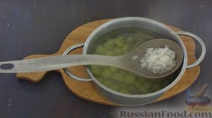 Щи из квашеной капусты с рисом и горошком