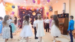 Танец "Если очень захотеть, можно в космос полететь!"