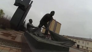 БОЦМАН КЛАДЕТ...НА ГОР АДМИНИСТРАЦИЮ И БУХАЕТ С РЕВОЛЮЦИОНЕРАМИ...БУХЛО ТВ