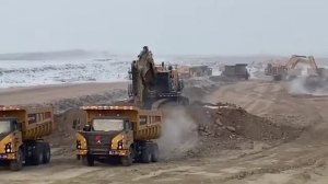Работа экскаватора SANY SY1250H и карьерных самосвалов SANY SKT115S видео 1