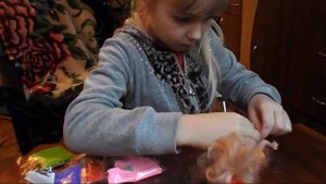 Платье для куклы из легкого пластилина