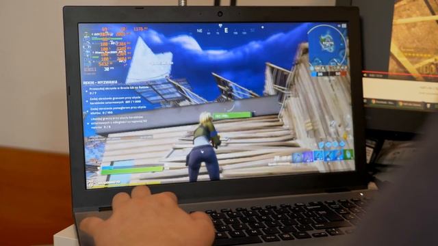 Laptop za 1299zł odtwarzający filmy w 8K. Pograć też można. ? смотреть онлайн