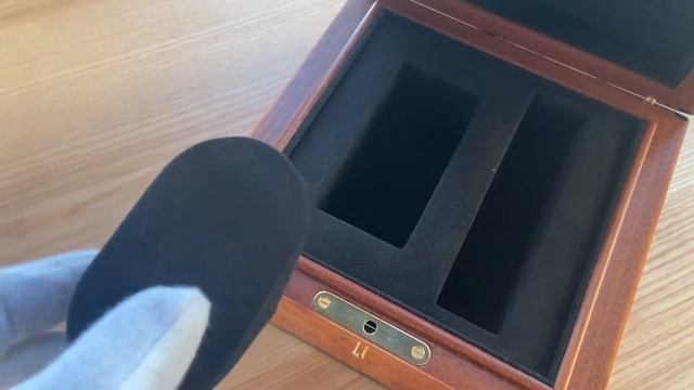 Ложемент для часов и дополнительного ремешка из Alcantara смотреть онлайн