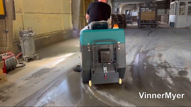 VinnerMyer SW1250R Аккумуляторная подметальная машина   с местом  для оператора