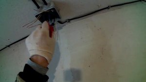 Соединение проводов в распределительной коробке.