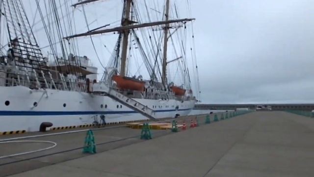 Красивый парусник в Японском городе стоит у причала смотреть онлайн