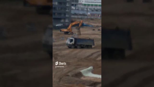 Бульдозер будет выталкивать застрявший Самосвал #Shorts #бульдозеры #застрял
