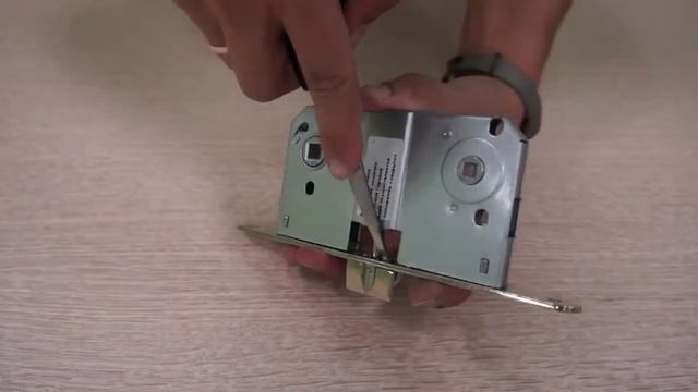 Как поменять направление в язычке замка межкомнатной двери. / Советы по выбору и эксплуатации смотреть онлайн
