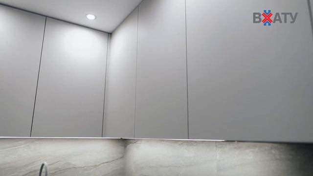 Белая кухня со столешницей под мрамор | ВХАТУ
