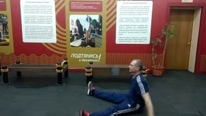 Наклон вперед из положения стоя с прямыми ногами на гимнастической скамье