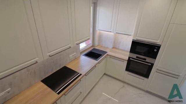 Угловая кухня под окно с угловой витриной