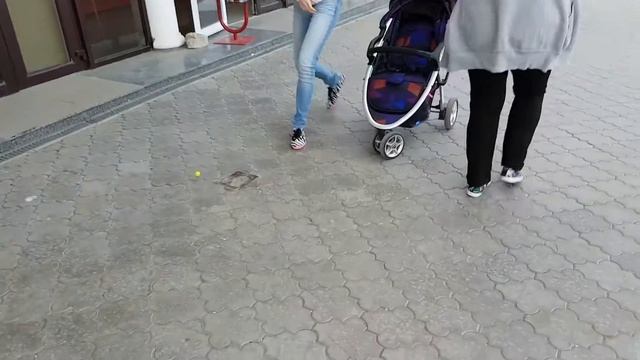 Играемся с попрыгунчиком, тараканом на набережной  Playing with ball on promenade смотреть онлайн