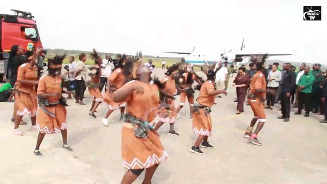 DUUH!! UTAPENDA TAZAMA WAZIRI MKUU ALIVYOPOKELEWA KWA KISHINDO HIKI LEO MWANZA,ONA ALIVYOTUNZA PESA смотреть онлайн