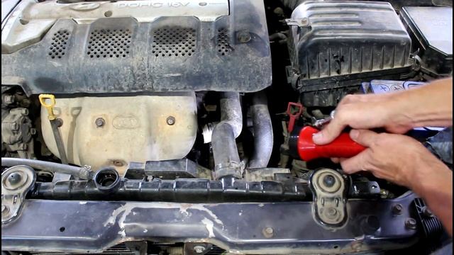 Замена трубки системы охлаждения на Hyundai Elantra 2,0 Хендай Элантра 2002 года